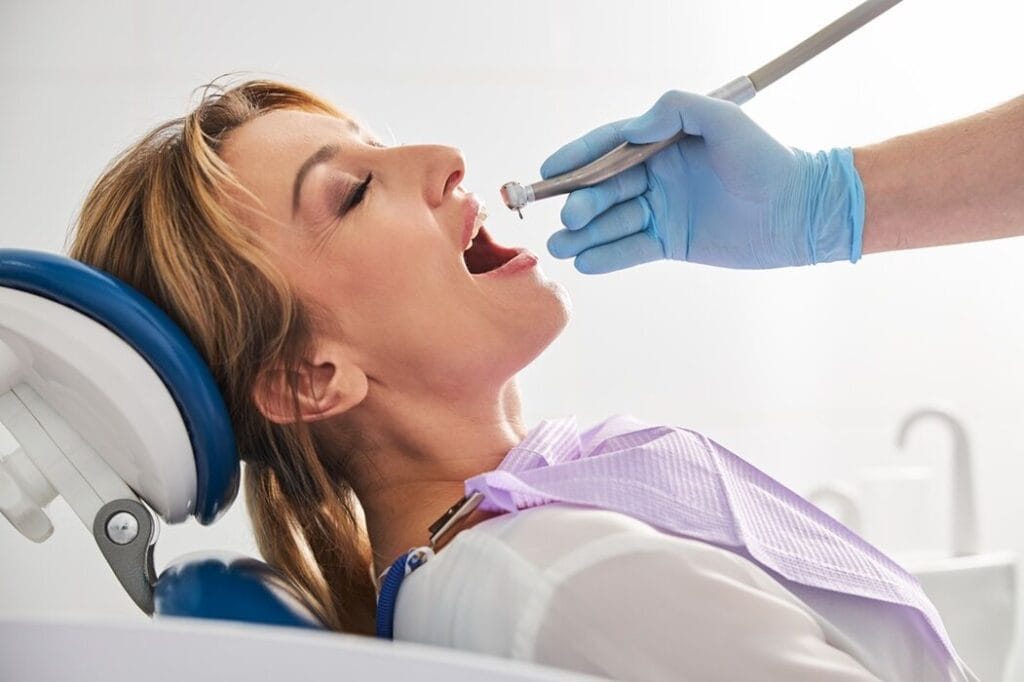 Pulizia dei denti dal dentista: 6 motivi per cui è importante 4 Pulizia dei denti dal dentista 6 motivi per cui e importante