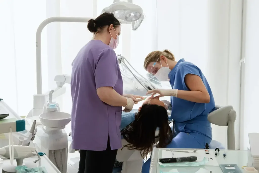 Dentista a Bagnolo Mella 3 Due operatrici durante un trattamento alla poltrona nello studio Vident di Bagnolo Mella