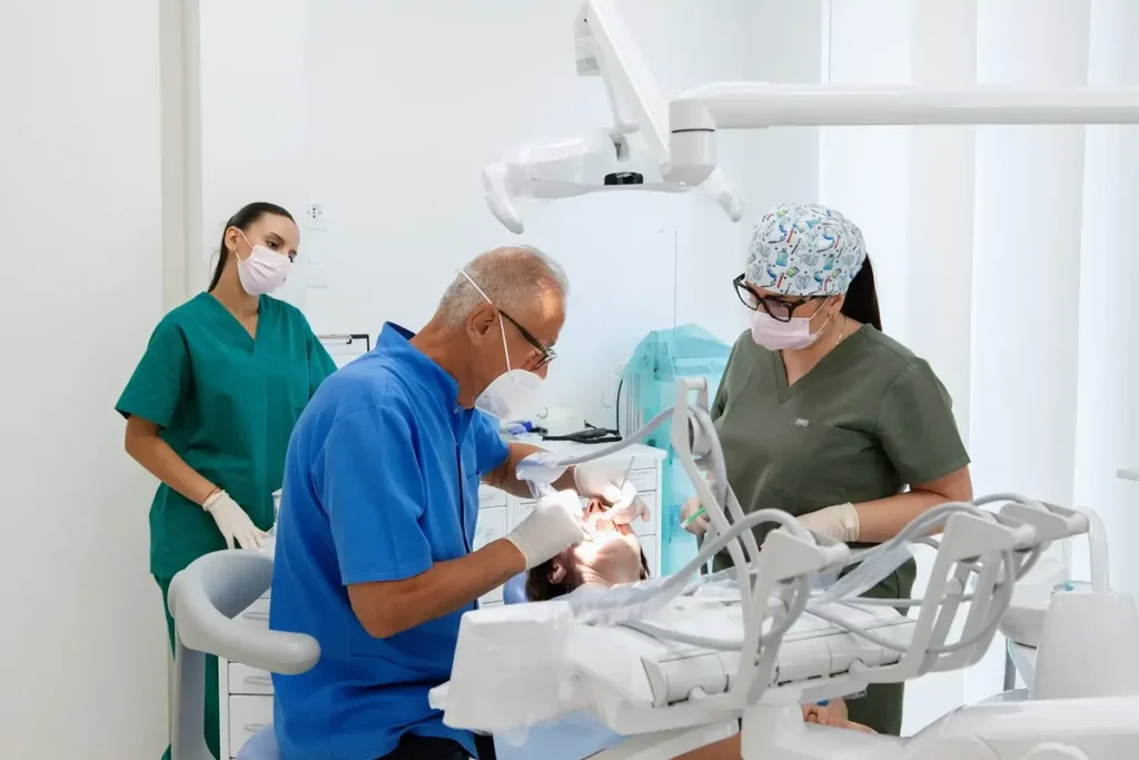 Dentista a Bagnolo Mella 2 Odontoiatra e assistenti durante una visita nello studio Vident di Bagnolo Mella
